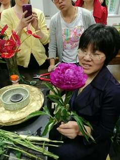 clip_image004.jpg 说明:师资培训邱东萍老师授课.jpg