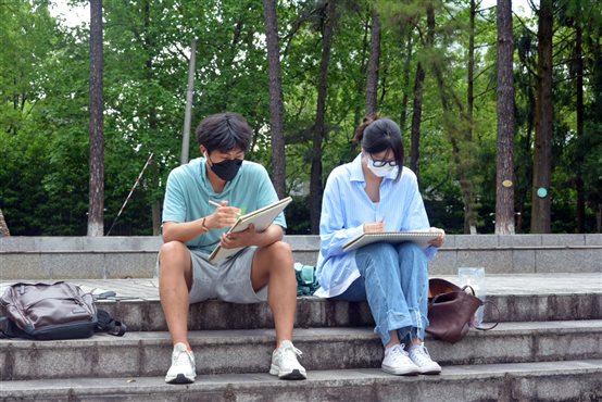 公园的椅子上坐着人

中度可信度描述已自动生成