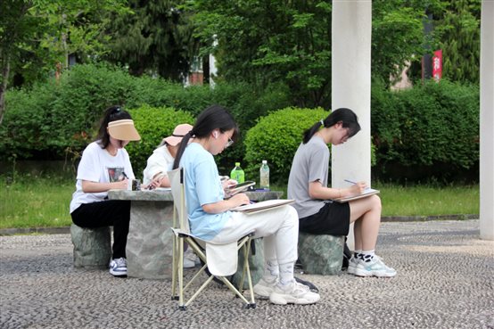 椅子上的人

中度可信度描述已自动生成