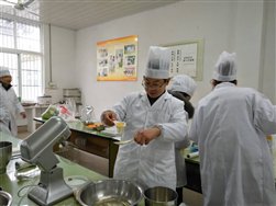 G:教师制作蛋糕QQ图片20170112193408.jpg